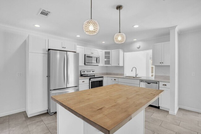 Building Photo - RARELY AVAILABLE!  3BED/2BATH POOL HOME FOR RENT-SARASOTA, FL $2995.00