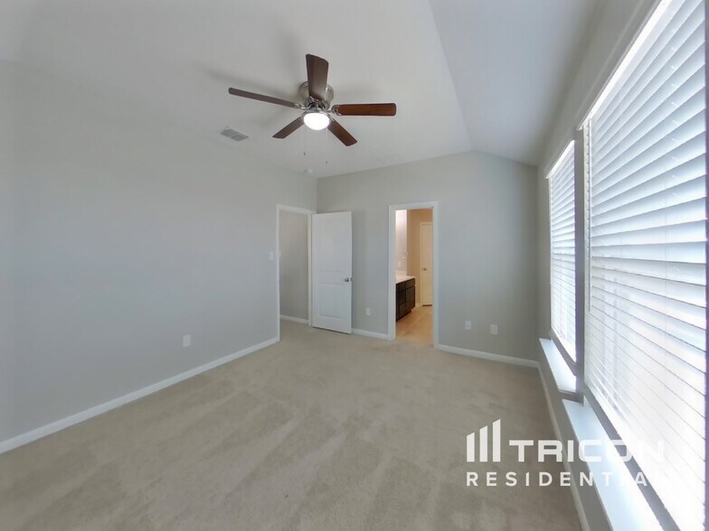 Building Photo - 8906 Holland Pk