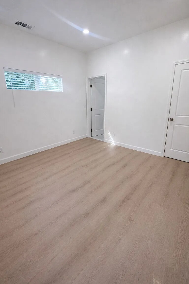 Building Photo - 9148 Columbus Ave