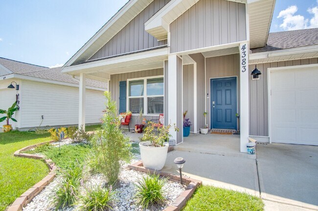 Building Photo - 4-Bed, 2-Bath Home in Woodlands Subdivision with Solar, Open-Concept Living, Modern Kitchen, Fenc...