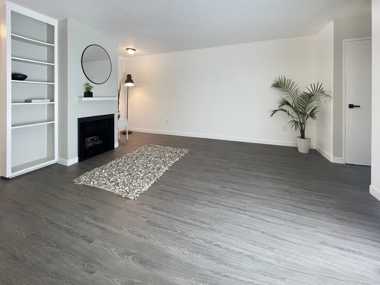 Spacious, 1120 sq ft, 2 story unit - 9047 Langdon Ave