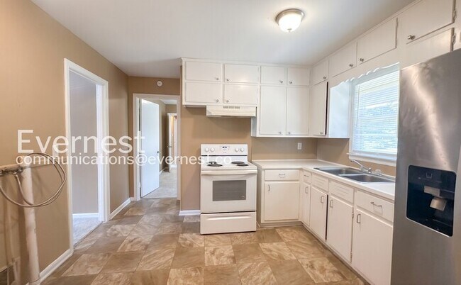 Building Photo - 4 Bed, 2 Bath Home with Fenced Yard / Available Now!