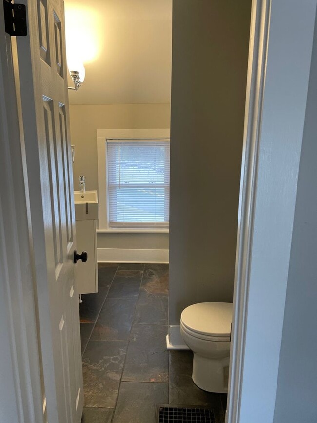 Building Photo - Charming 2-Bed, 1.5-Bath Single family hom...