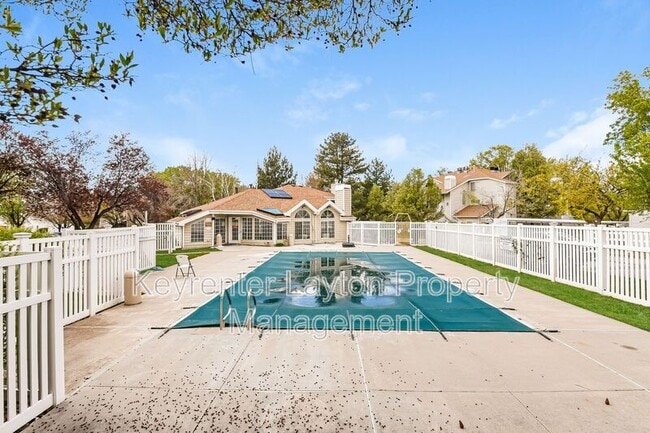 Building Photo - 650 S Main St