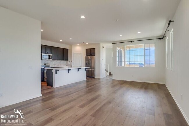 Building Photo - Stunning Corner Unit 4Bdm 3.5Ba Townhome w...