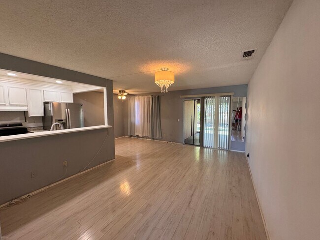 Building Photo - Cozy 2 bedroom 1 bathroom