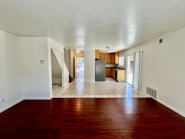 Building Photo - Duplex available in Little Saigon!