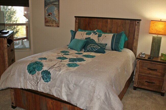 Building Photo - WINTER RENTAL- 2 Bedroom/1 Bath w/Washer/Dryer, 50" TV w/Netflix Utilities Inc