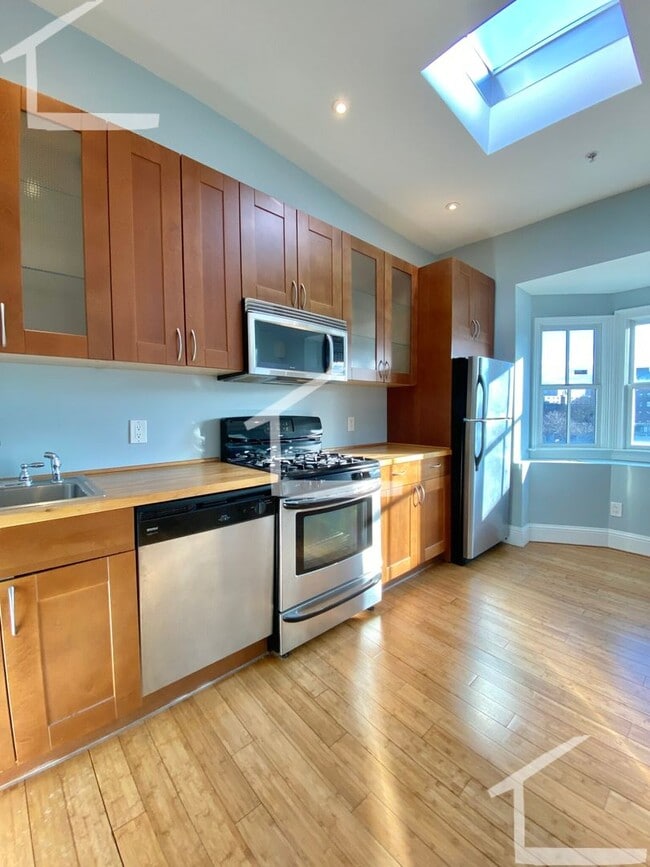 Building Photo - Private Roof Deck, Central Heat/AC, In-Unit Washer and Dryer, Pets Friendly Unit, Luxury Finishes
