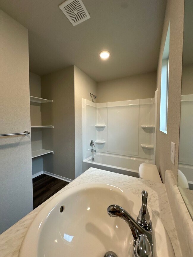 Building Photo - Contact Peggy 501 676 1758