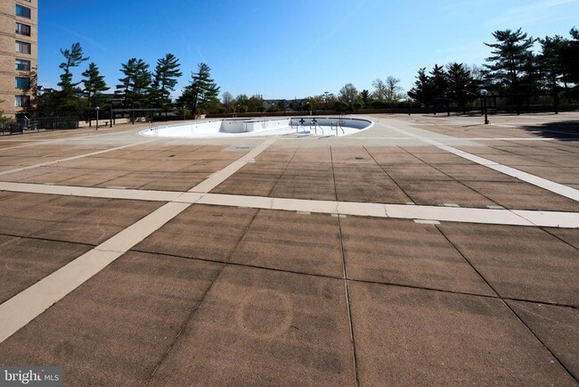 Building Photo - 3705 S George Mason Dr