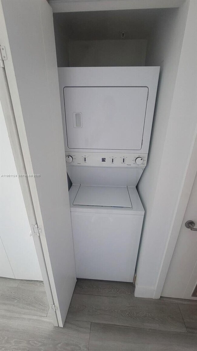 Building Photo - 1010 SW 2nd Ave