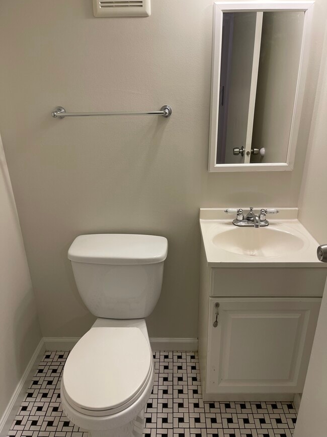 Half bath - 2831 Bexley Ct