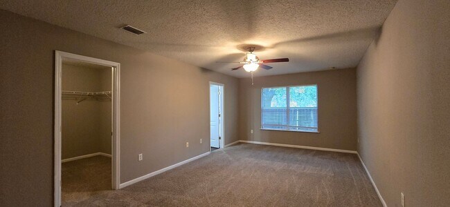 Building Photo - Large Single Family in Adam's Lake Home