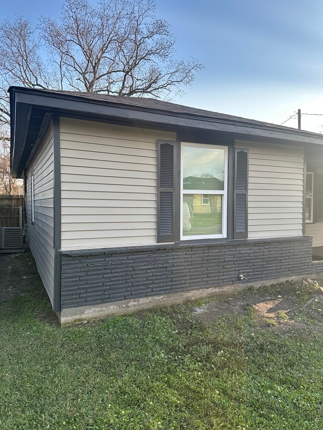 Building Photo - 1110 Armor Ave