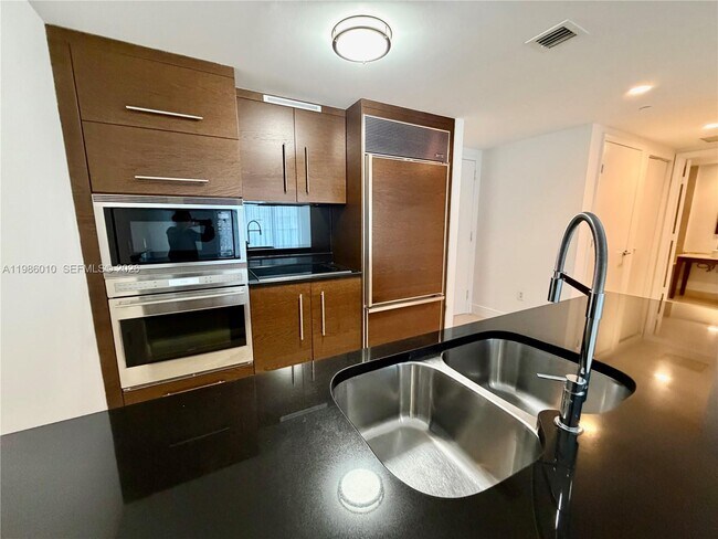 Building Photo - 475 Brickell Ave