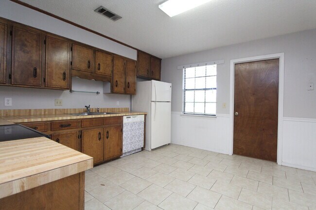 Building Photo - 2BD/1BA Duplex in NE Pensacola – Fenced Ya...