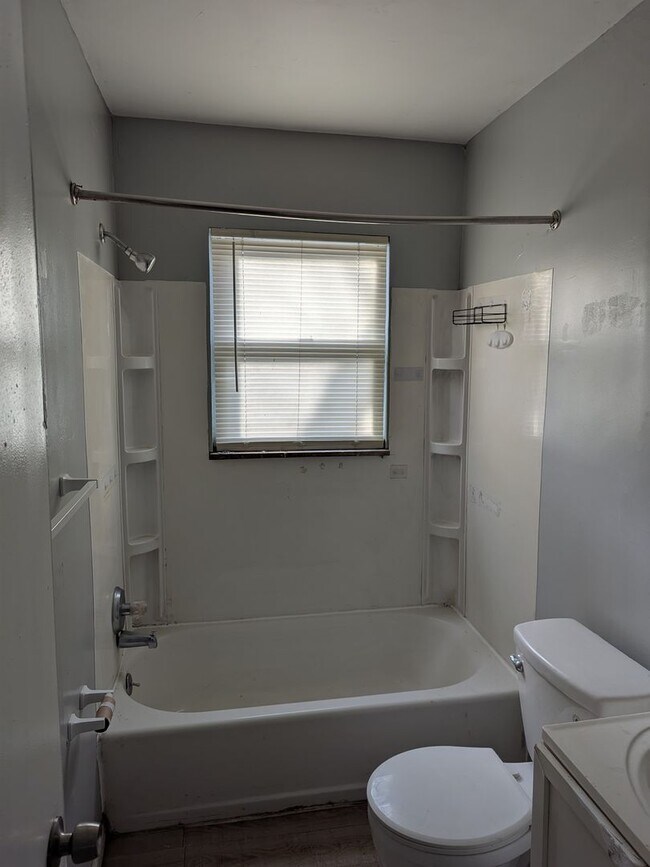 Building Photo - Charming 3-Bedroom Home and 1 Bath for Rent!