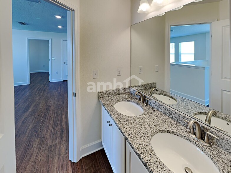 Building Photo - 527 Pine Terrace Dr