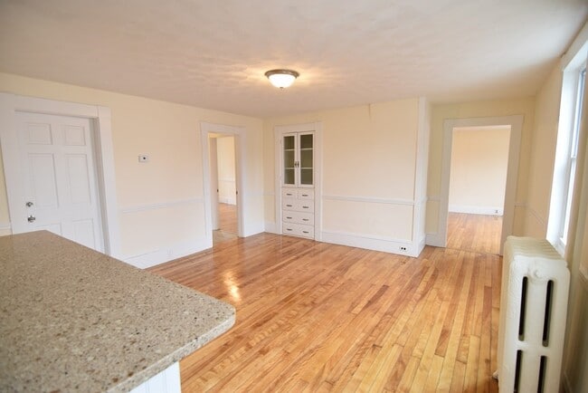 Building Photo - 20-24-24 Walnut St