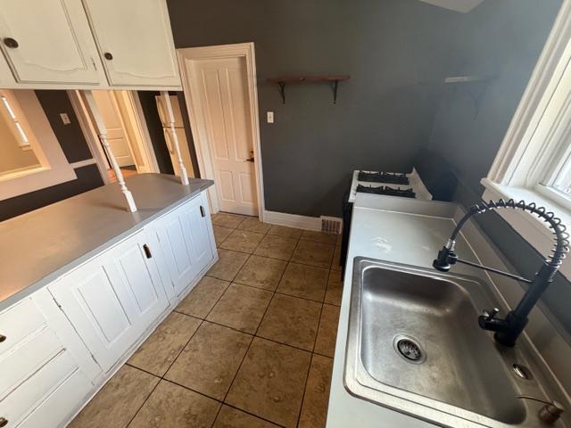 Building Photo - 338 W 10th St