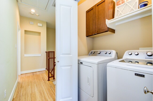 Building Photo - Modern 3 Bedroom // 3.5 Bathroom in the He...