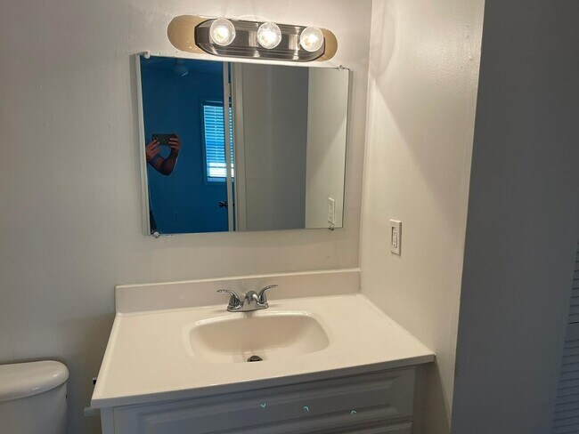 Building Photo - Modern 2-Bed, 1-Bath Oasis with Central Ai...