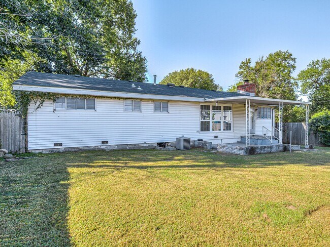 Building Photo - Move in special / First months rent is $800