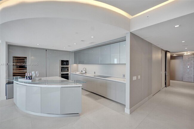 Building Photo - 18975 Collins Ave