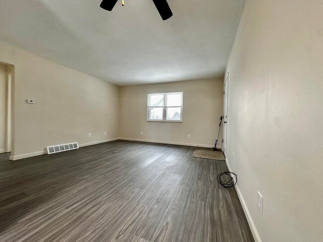 Building Photo - 61 /63 Maplecrest Dr