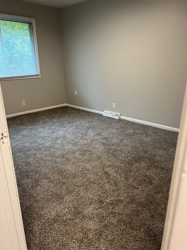 Building Photo - 11226 Roxbury Dr