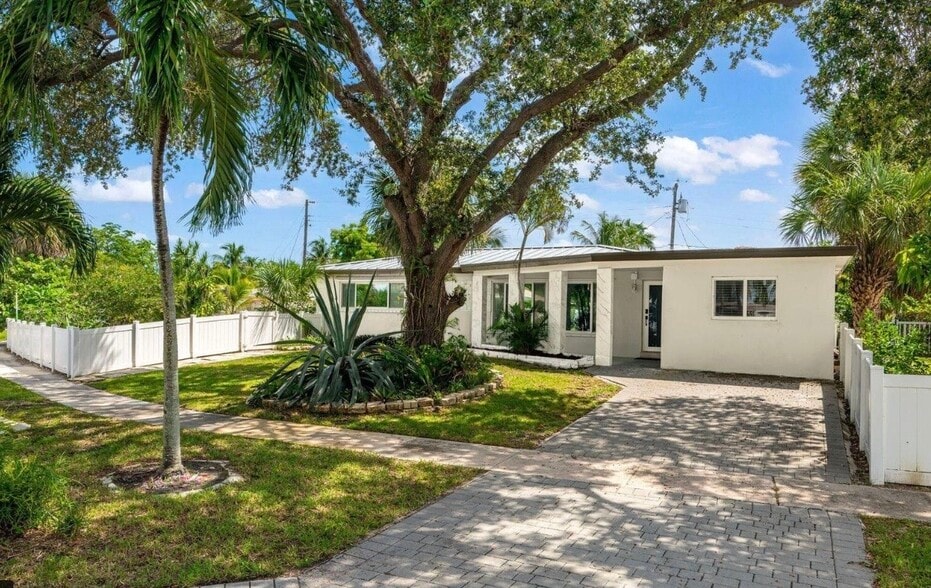 Building Photo - 2298 NE 4th Ave