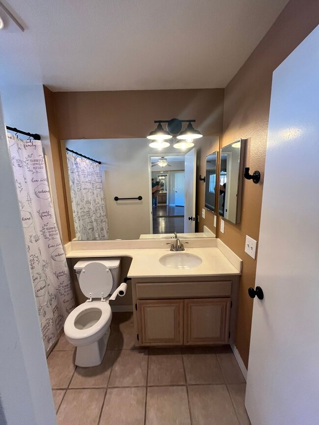 Building Photo - Modern 3-Bed, 3-Bath Condo with Garage & P...