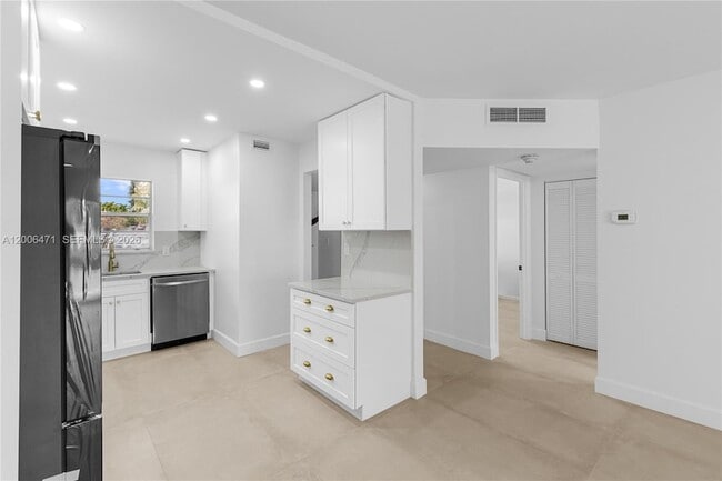 Building Photo - 1400 NE 57th Ct