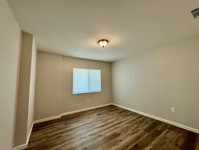 Building Photo - NEWLY RENOVATED 3 BED, 3 BATH ONE STORY HO...