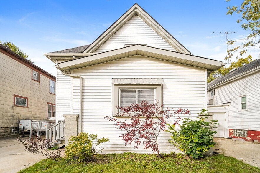 Building Photo - 1836 Superior St