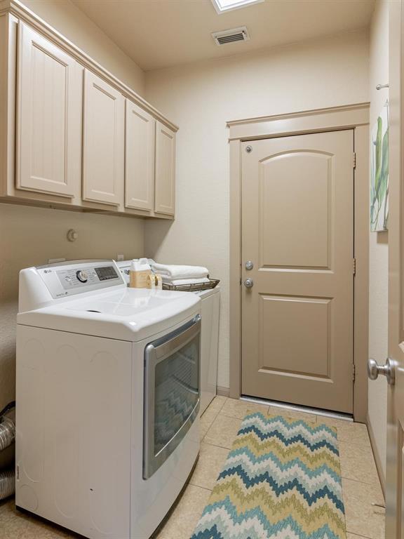Building Photo - 27 S Mews Wood Ct