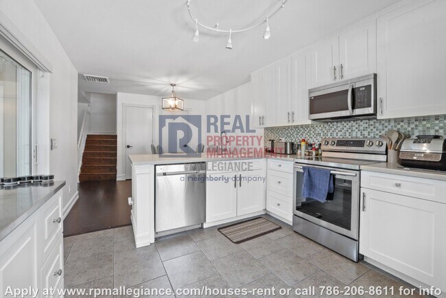 Building Photo - Stylish 2-Bedroom Townhome in Gated Boynto...