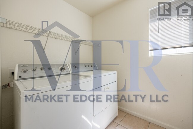 Building Photo - 4Bed/2.5 Bath Home in Maricopa! $1499 MOVE...