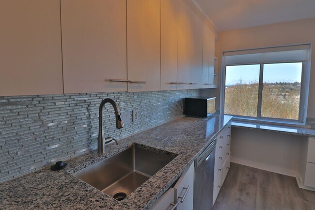 Building Photo - Gorgeous 3 Bedroom Queen Anne Apartment wi...