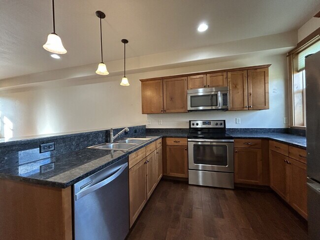 Building Photo - Upgraded 2 Bed, 1.5 Bath Townhouse with St...