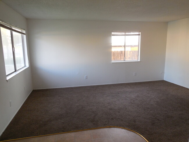Building Photo - 3 Bedroom / 1.5 Bath House