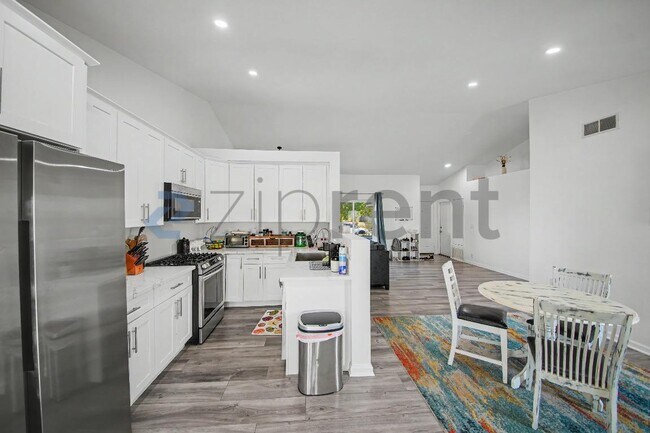 Building Photo - Unit