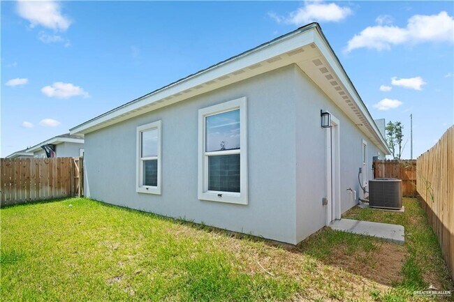 Building Photo - 13 Notre Dame Ave