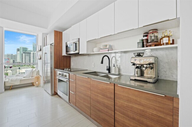 Building Photo - 601 NE 27th St