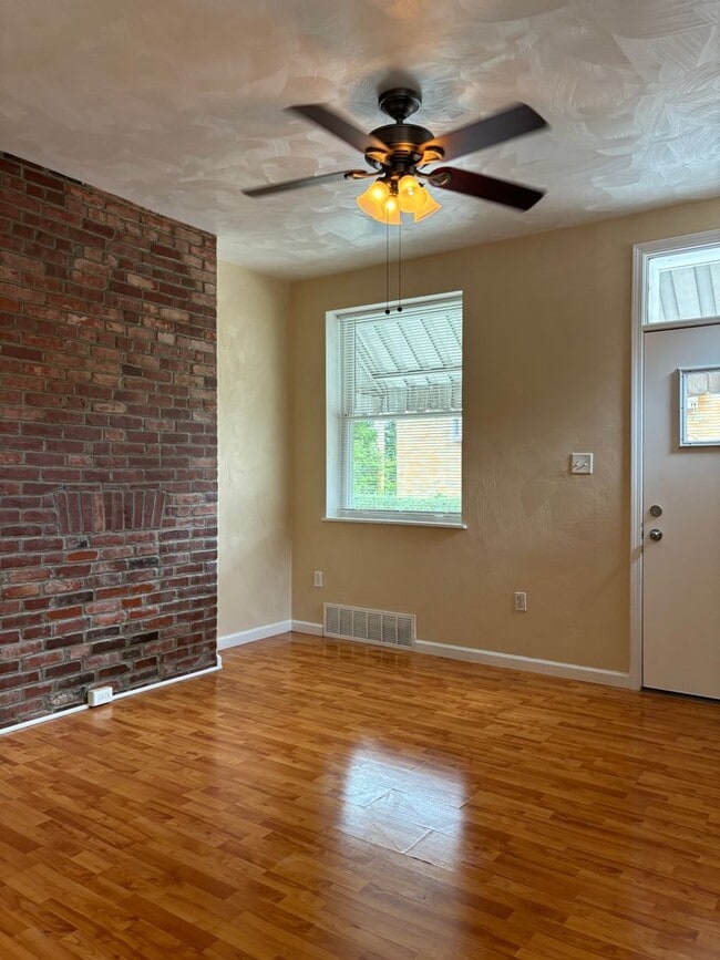 Building Photo - New 2 bedroomSouth Side House