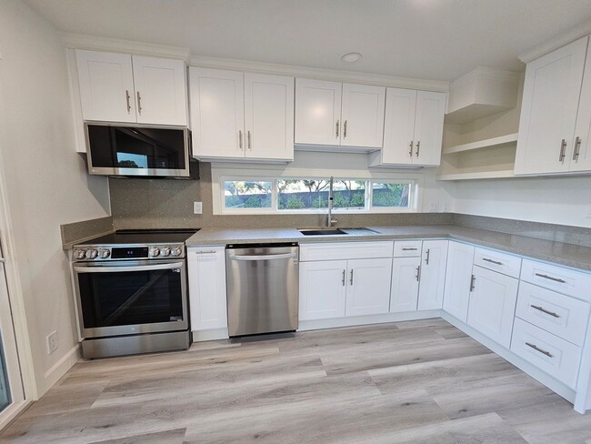 Building Photo - Gorgeous COMLETELY RENOVATED 3 Bed/2.5 Bat...