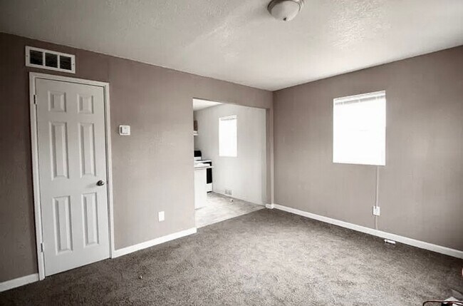 Building Photo - 3 Bedroom/2 Bath Duplex For Rent! *** 1/2 ...