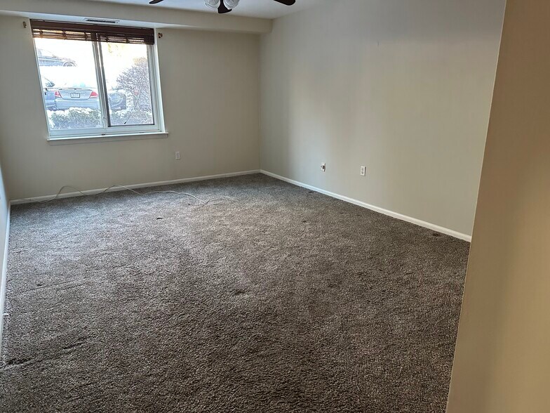 Building Photo - 1637 Oakwood Dr