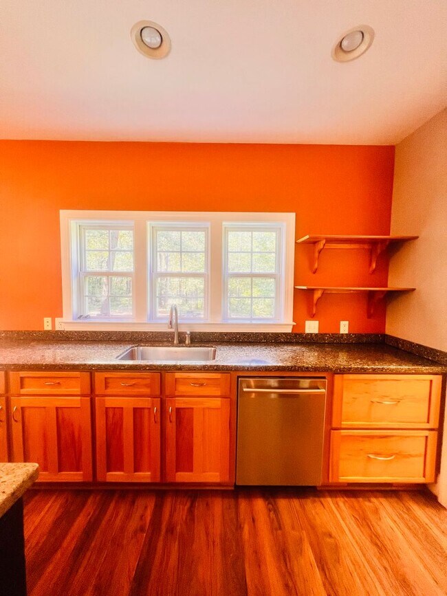 Building Photo - Tucked Away 3 Bedroom Gem on Private Road ...
